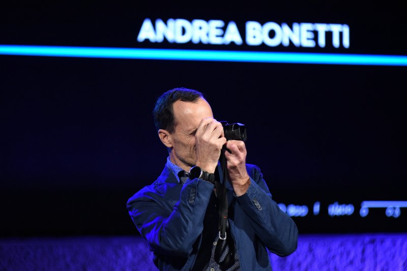 Ο Andrea Bonetti βγάζει φωτογραφία