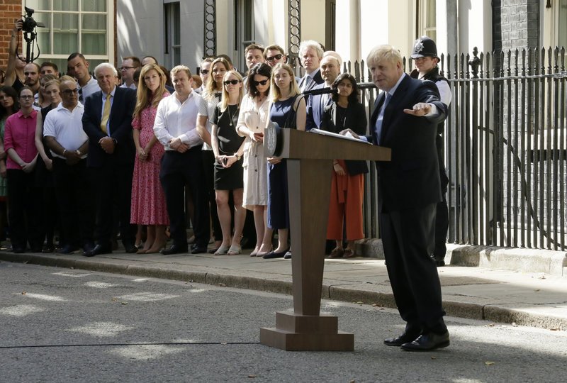 Ο Μπόρις Τζόνσον μιλά έξω από την πρωθυπουργική κατοικία