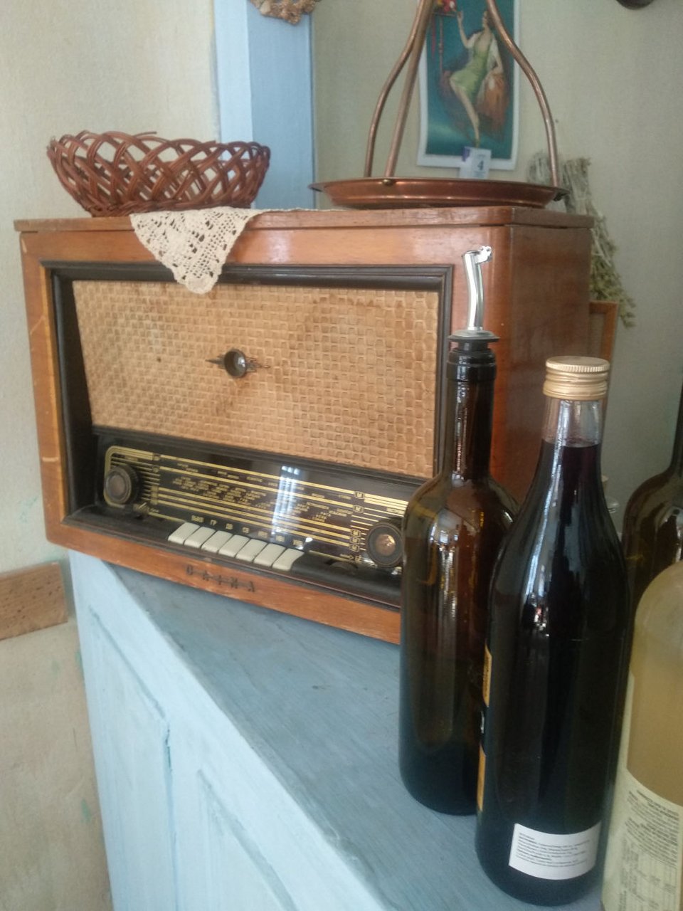 Το ξύλινο ραδιόφωνο στην άκρη του πάγκου του καφενείου. Το μόνο κτίριο που διαθέτει εσωτερικούς χώρους πίσω από τα εντυπωσιακά σκηνικά της σειράς «Άγριες Μέλισσες»