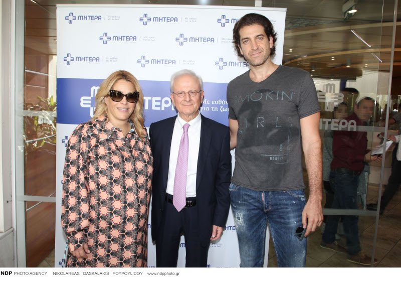 Η Τζένη Μπότση μαζί με τον σύντροφό της Αλέξανδρο Μιχαλά και τον Κοσμά Βρυώνη / Φωτογραφία: NDP