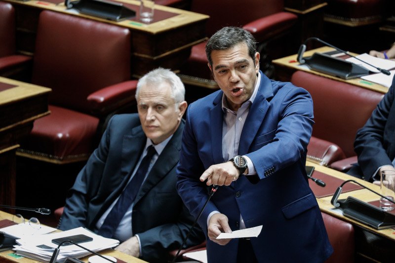Σκληρή επίθεση κατά του ΚΙΝΑΛ από τον Αλέξη Τσίπρα, υπό το βλέμμα του Γ. Ραγκούση/Φωτογραφία: EUROKINISSI/ΓΙΩΡΓΟΣ ΚΟΝΤΑΡΙΝΗΣ