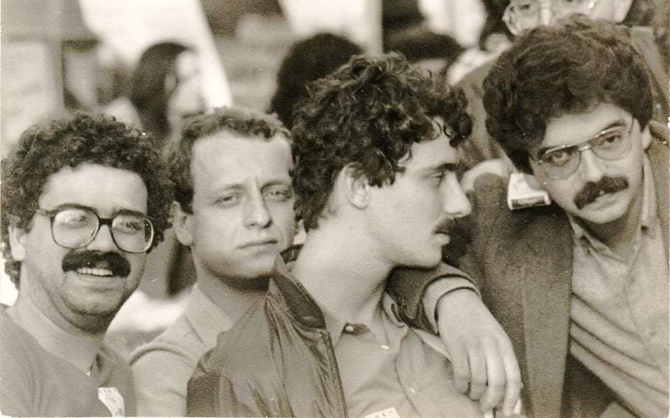 Ο Αλβέρτος Μπουρλά είναι στη μέση, με το μουστακάκι, δεξιά ο νεαρός που ακουμπά πάνω στο ώμο του, με το μουστάκι και τα γυαλιά, είναι ο σημερινός πρόεδρος της Pfizer Hellas, Ζαχαρίας Ραγκούσης