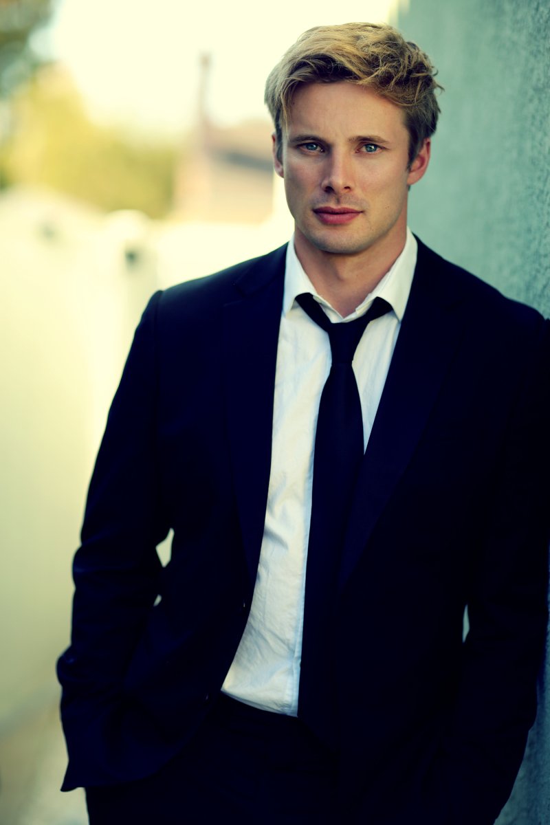 Ο γοητευτικός Bradley James με κοστούμι