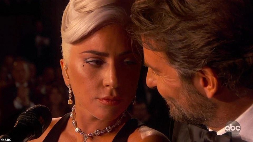 Lady Gaga - Μπράντλεϊ Κούπερ: Οταν μιλούσαν οι ματιές
