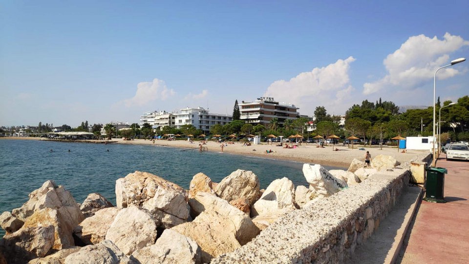 Η εικόνα από την παραλία στη Γλυφάδα δεν θυμίζει σε τίποτα την ρύπανση που προκάλεσε το ατύχημα με την «Αγία Ζώνη 2»