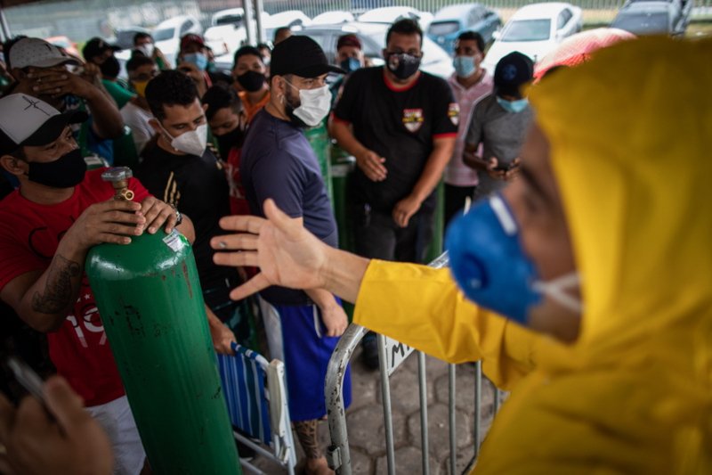 Ο κόσμος περίμενε για ώρες ολόκληρες προκειμένου να παραλάβει οξυγόνο για τους συγγενείς του