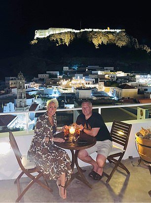 Η Βρετανίδα με τον σύζυγό της στις διακοπές τους στην Ρόδο