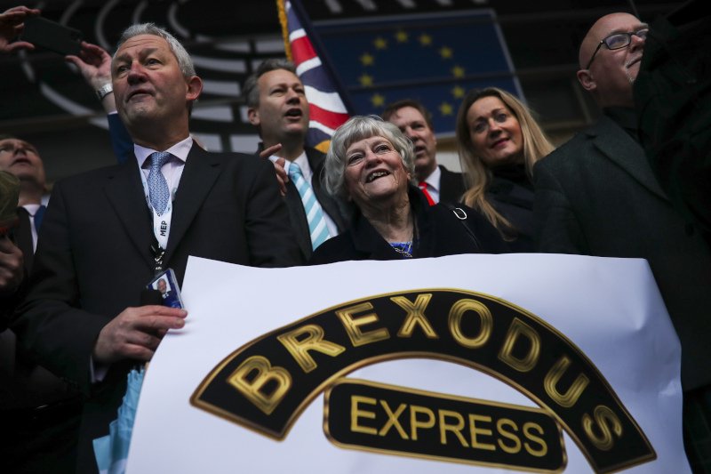 Οι Βρετανοί ευρωβουλευτές με το πανό Brexodus Express