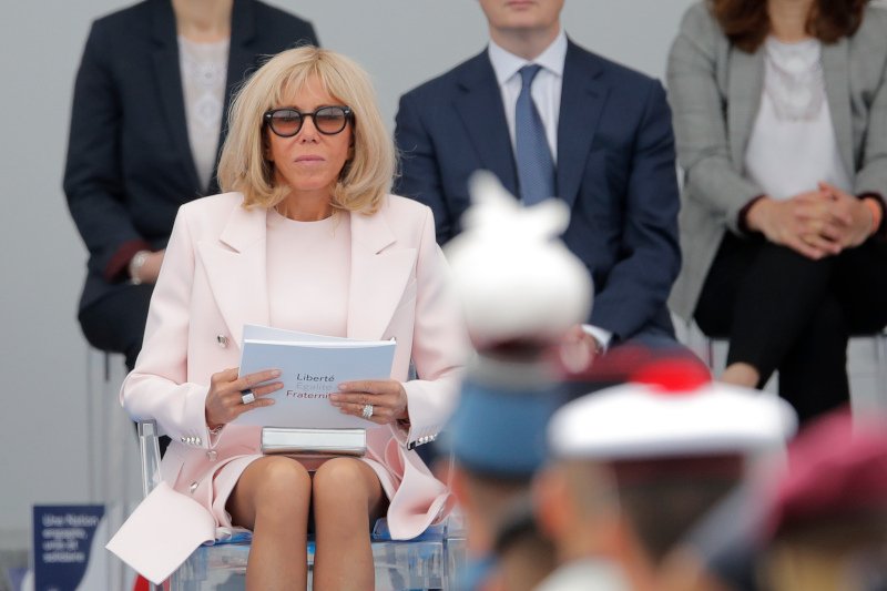 Η Μπριζίτ Μακρόν προτίμησε να μην φορέσει μάσκα στην παρέλαση καθώς τηρούνταν οι απαραίτητες αποστάσεις