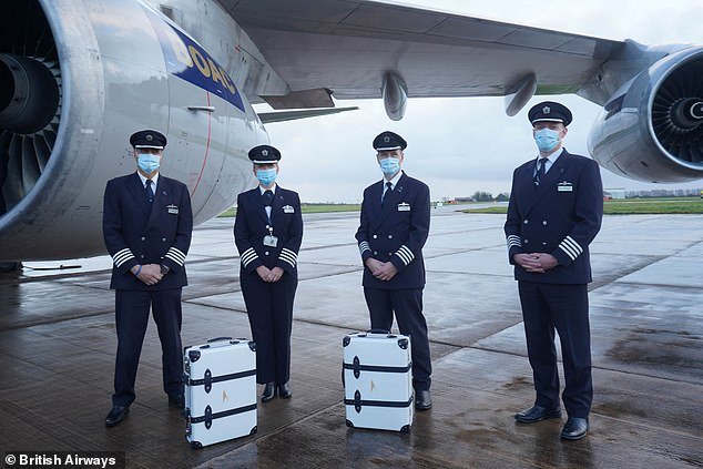 προσωπικό της Britsih airways ποζάρει με τις βαλίτσες