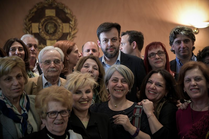 Ο νέος δήμαρχος Αθηναίων, Γιώργος Μπρούλιας μετά την εκλογή του με μέλη της παράταξης Καμίνη