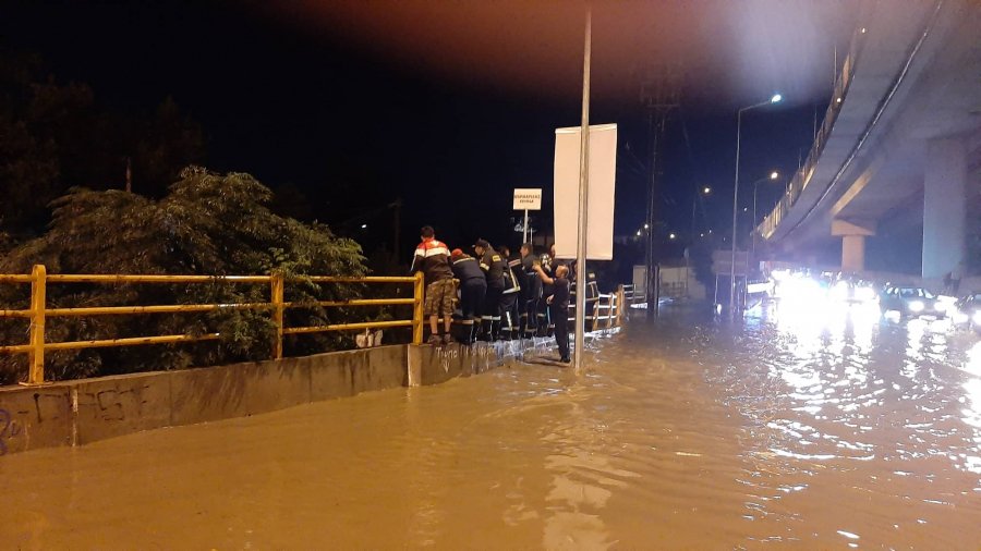 Πλημμύρισαν δρόμοι λόγω της έντονης βροχόπτωσης