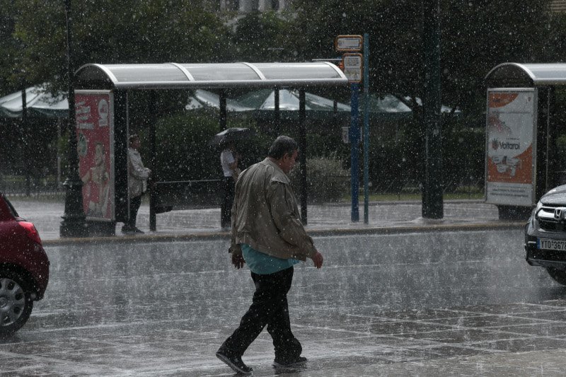 Ανδρας που δεν μπόρεσε να αποφύγει την μεγάλη καταιγίδα στην Αθήνα/ Φωτογραφία: Eurokinissi