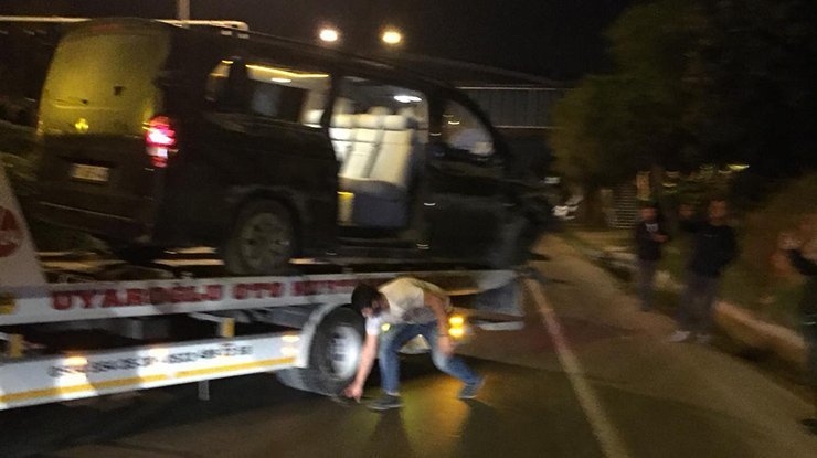Το μίνι λεωφορείο που μετέφερε παίκτες της Αλάνιασπορ/ Φωτογραφία: Twitter/Tribun Dergi