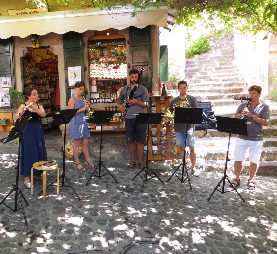 Στα σοκάκια του Μολύβου μπορεί να ακούσεις έναν σολίστ της Metropolitan Opera