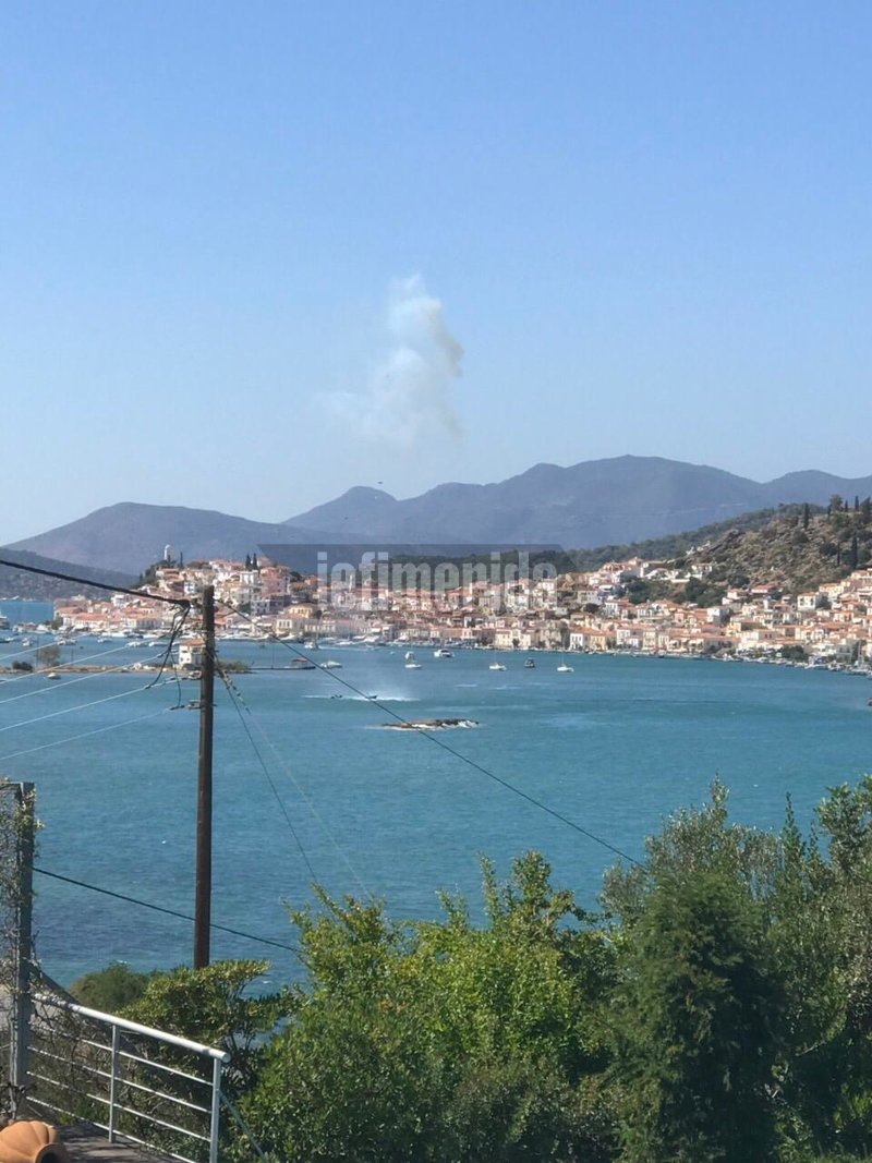 Η στιγμή που το ελικόπτερο πέφτει στη θάλασσα γεμάτο καπνούς