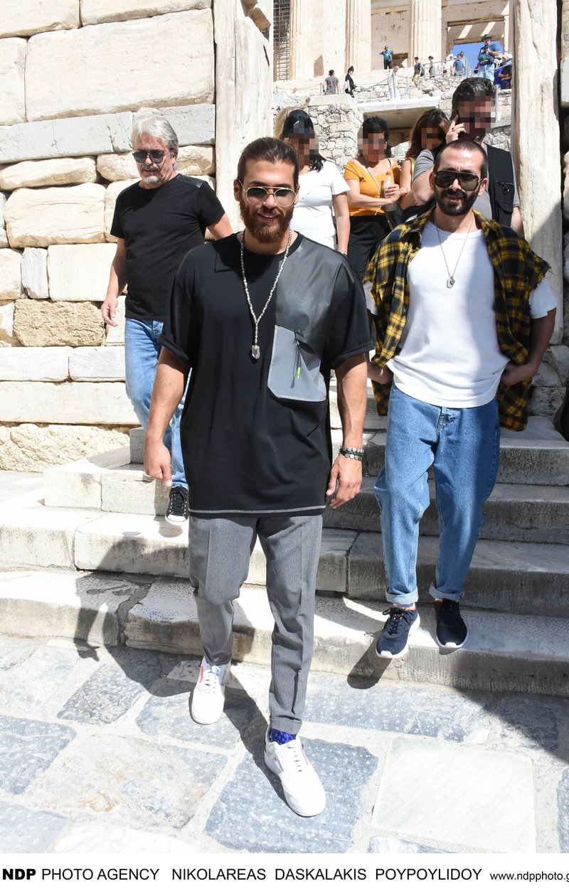 Ο τούρκος ηθοποιός του Φτερωτού Θεού Τζαν Γιαμάν βγαίνει από την Ακρόπολη