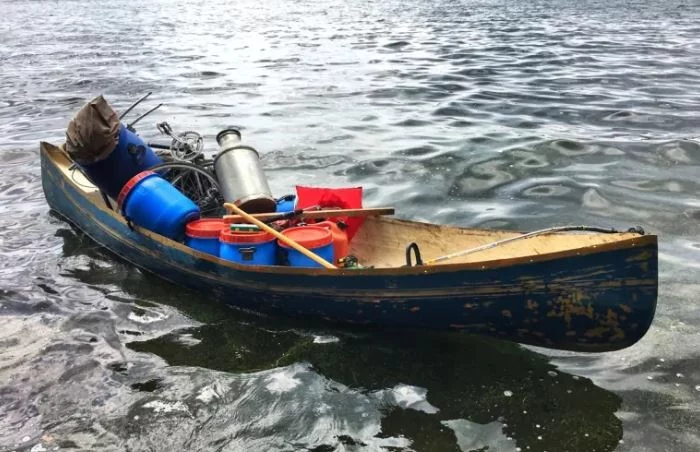 Κανό με πράγματα μέσα σε νερό