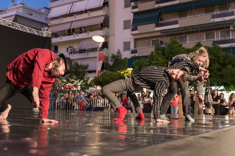 Ο δημόσιος χώρος ως σκηνή του Διεθνούς Φεστιβάλ Χορού Καλαμάτας για να κερδηθεί το στοίχημα της δημιουργίας ουσιαστικής σχέσης με τον πολίτη. Εδώ το έργο «Cape Alley» / Φωτογραφία Mike Rafail