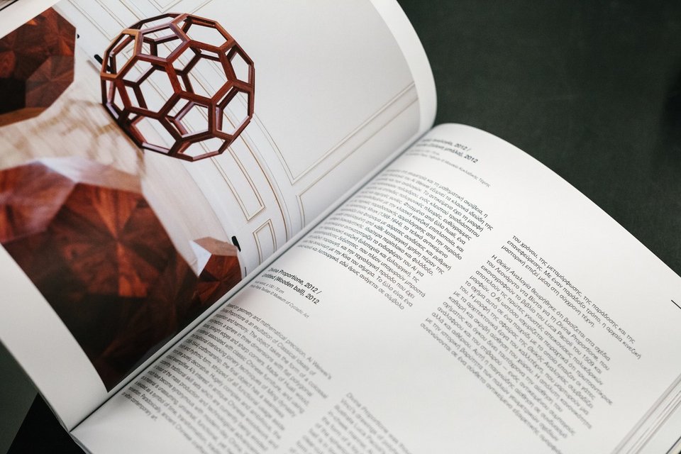 Μπορούμε να ξεφυλλίσουμε online καταλόγους σημαντικών περιοδικών εκθέσεων του Μουσείου Κυκλαδικής Τέχνης