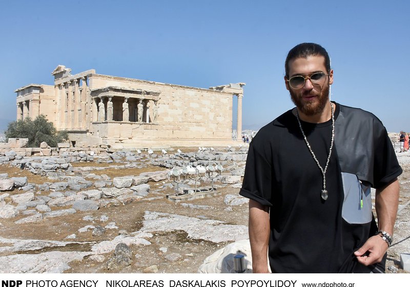 Ο τούρκος ηθοποιός του Φτερωτού Θεού Τζαν Γιαμάν στο Ερέχθειο