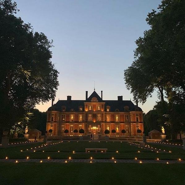 Το chateau του 17ου αιώνα στην γαλλική εξοχή του Valentino φωτισμένο με κεριά