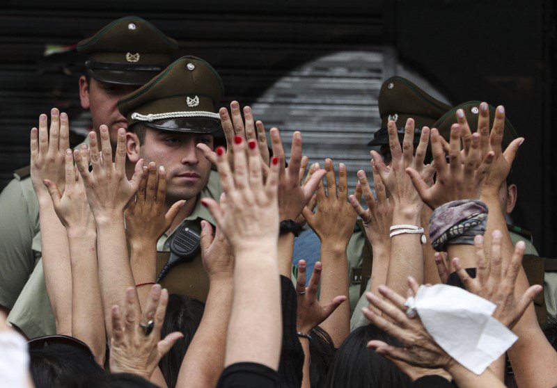 Η σιωπηλή διαμαρτυρία τους διακόπηκε μπροστά από το προεδρικό μέγαρο, όπου άρχισαν να φωνάζουν «Δικαιοσύνη, αλήθεια, όχι στην ατιμωρησία».