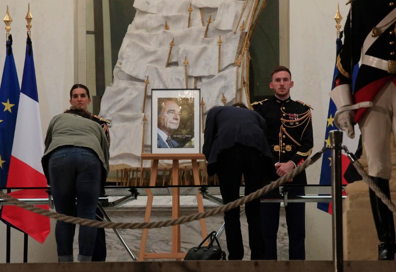 Οι Γάλλοι αποχαιρετούν τον πρώην ηγέτη τους, Ζακ Σιράκ