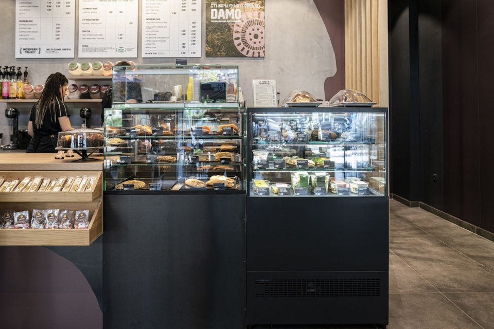 Μια εικόνα από τα καταστήματα της Coffee Island μετά την ανακαίνιση, αλλά και την εισαγωγή των προϊόντων φαγητού