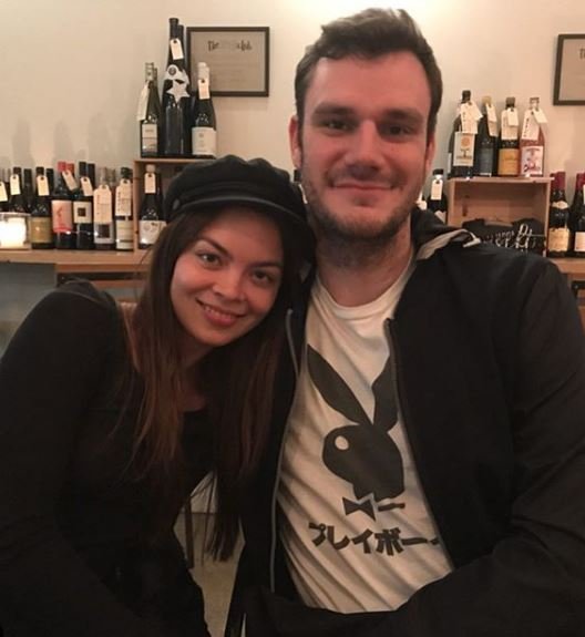 Κούπερ Χέφνερ με μπλουζάκι Playboy με την Σκάρλετ Μπριν