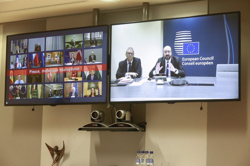 Ο Σαρλ Μισέλ στη μια οθόνη και οι ηγέτες των «27» στη δεύτερη στην τηλεδιάσκεψη για τον κορωνοϊό