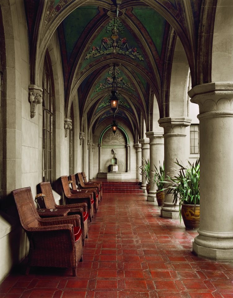 Οι διάδρομοι του ξενοδοχείου έχουν δει και έχουν ακούσει πολλά όλα αυτά τα χρόνια