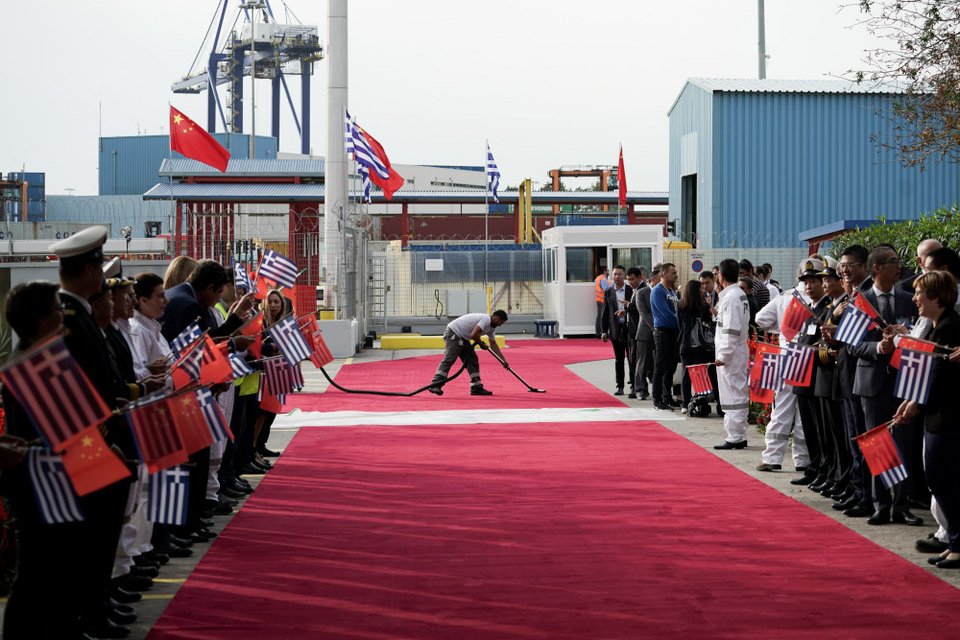 Στις εγκαταστάσεις της COSCO ο πρόεδρος της Κίνας και ο Κυριάκος Μητσοτάκης
