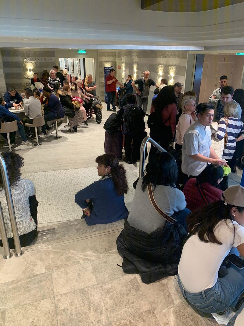 Στο κρουαζιερόπλοιο επιβαίνουν περίπου 6.000 άτομα/Φωτογραφία: Twitter/ @Filippo64416163
