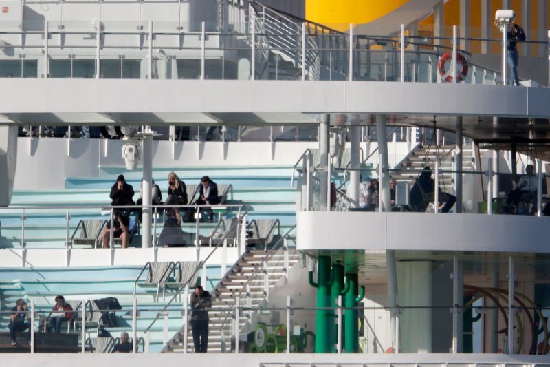 Οι επιβάτες του Costa Smeralda δεν μπορούν να επιβιβαστούν από το πλοίο, εν αναμονή των αποτελεσμάτων για την Κινέζα επιβάτη που παρουσίασε συμπτώματα κοροναϊού
