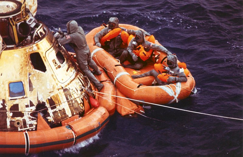Η στιγμή που το πλήρωμα του USS Hornet περισυλλέγει από τον Ειρηνικό Ωκεανό τους Άρμστρονγκ, Όλντριν και Κόλινς.