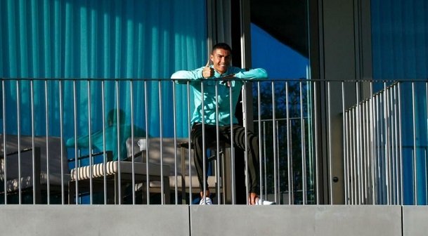 Ο Κριστιάνο Ρονάλντο χαμογελαστός στο μπαλκόνι του δωματίου του