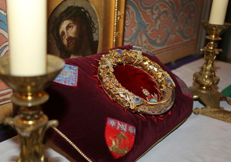 Το ακάνθινο στεφάνι, που αγόρασε τον 13ο μ.Χ. αι. ο Γάλλος βασιλιάς Λουδοβίκος Θ΄από τη Βυζαντινή Αυτοκρατορία.
