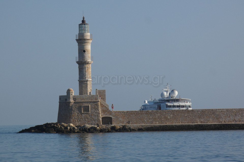 Διαθέτει σκάφος 32 ποδιών με τζετ σκι, καγιάκ και ένα υποβρύχιο