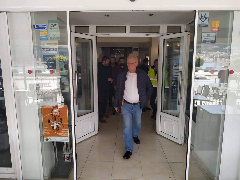 Ο Δημήτρης Βίτσας βγαίνει από το ξενοδοχείο