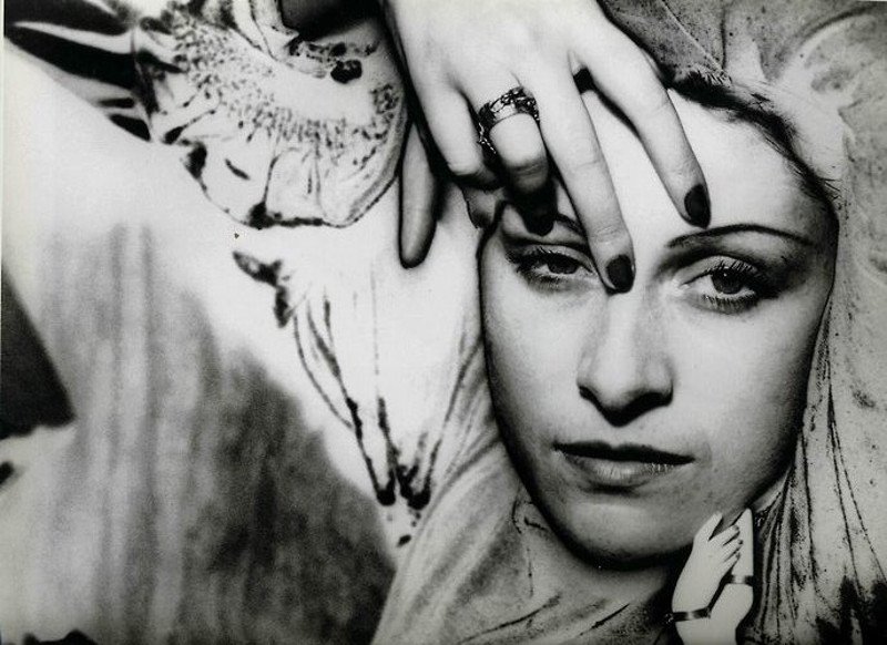 H Dora Maar φωτογραφημένη από τον Μan Ray to 1936. Eίναι η γυναίκα που αποτύπωσε ο Πικάσο στο «Γυναικείο Κεφάλι».
