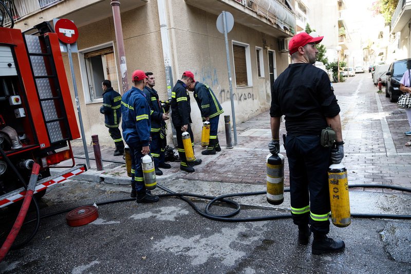 Οι πυροσβέστες απεγκλώβισαν 3 άτομα