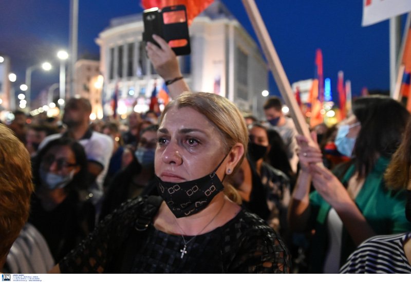 Γυναίκα με βουρκωμένα τα μάτια στην διαδήλωση για την Αρμενία στο κέντρο της Θεσσαλονίκης