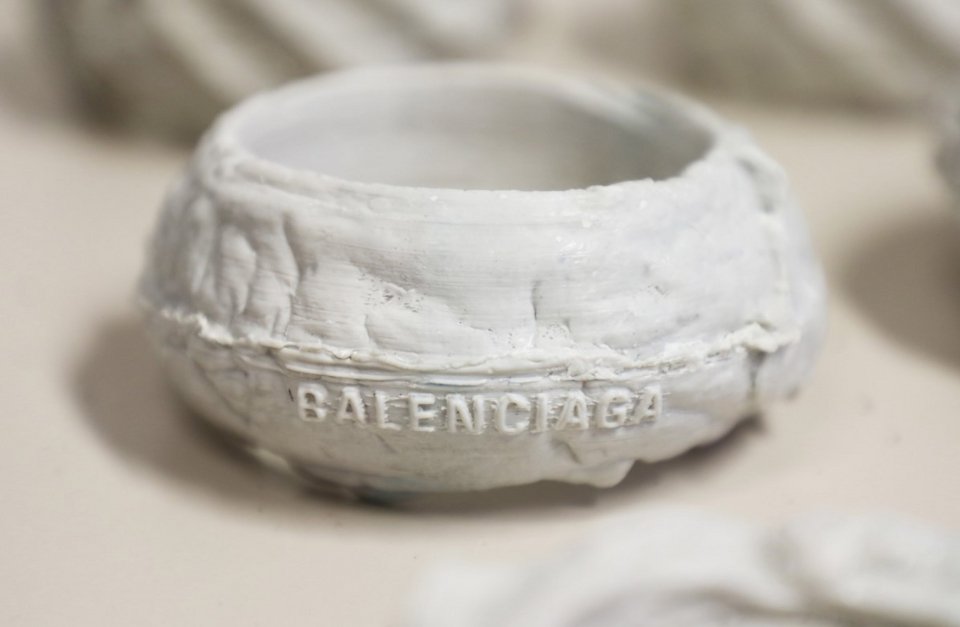 Το λευκό δακτυλίδι με το λογότυπο του Balenciaga / Φωτογραφία: twitter / @TheDesignBoard