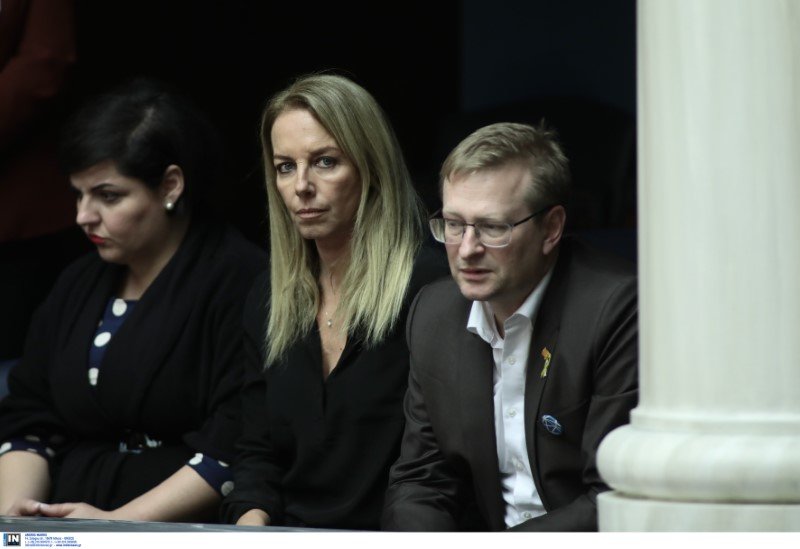 Η σύζυγος Βαρουφάκη, Δανάη Στράτου στα θεωρεία