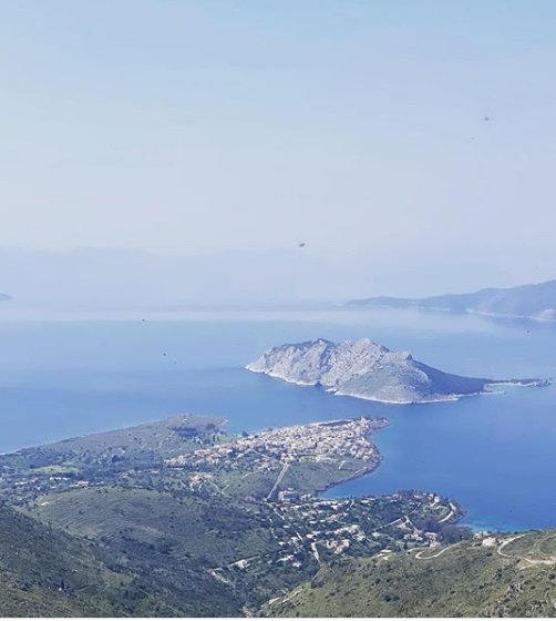 Θέα από το σπίτι του Βαρουφάκη στην Αίγινα, η ανάρτηση της Δανάης Στράτου