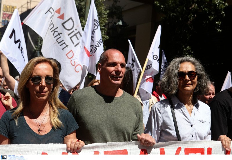 Δανάη Στράτου και Γιάνης Βαρουφάκης με πανό στα χέρια