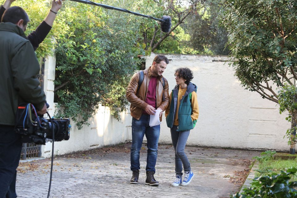 Εικόνα από τα γυρίσματα του Γιώργου Αγγελόπουλου μαζί με τον μικρό Δημήτρη Χαρίτο Καλοδήμο