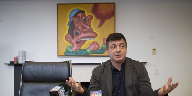Ο καλλιτέχνης που έφαγε τη μπανάνα του Κατελάν /Φωτογραφία: ΑΡ