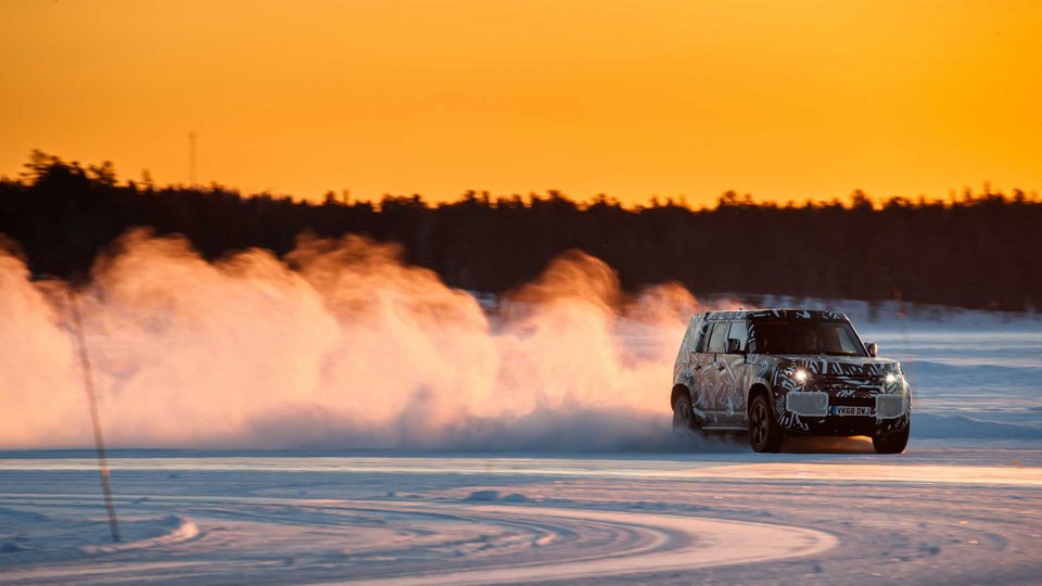 Δεν σταματάει πουθενά το νέο Land Rover Defender